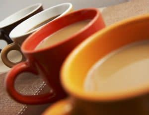 tazas-de-cafe-en-una-mesa-primer-plano_zkOpc4v_resize