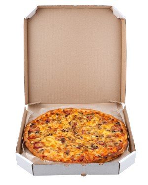 Pizza en una caja aislada sobre fondo blanco