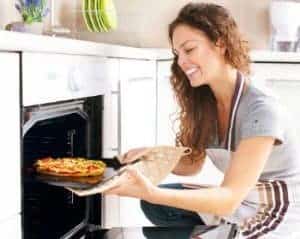 mujer-cocinando-pizza-en-casa1